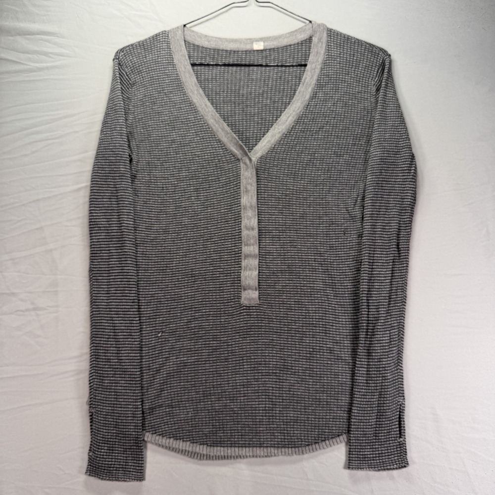Lululemon Sweater Womens Size 6 Gray Knit V Neck Buttons Long Sleeve Lightweight